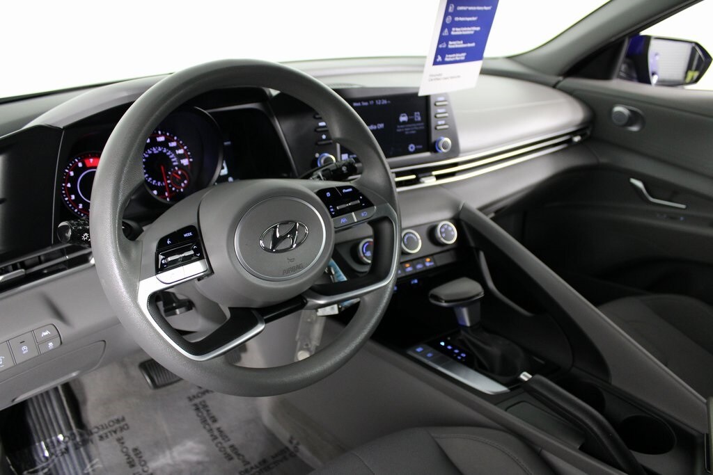 2023 Hyundai Elantra SE photo 3