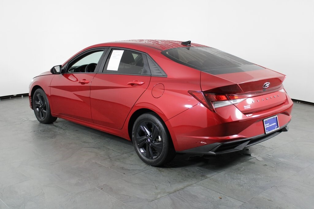 2023 Hyundai Elantra SEL photo 2