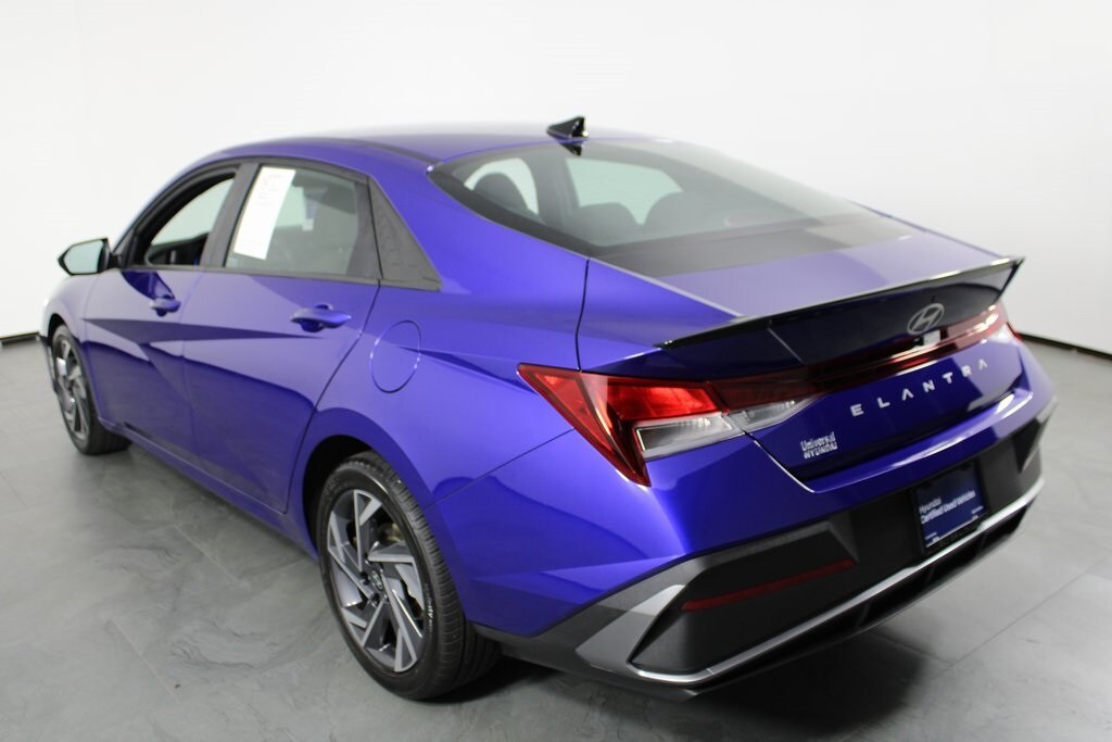 2025 Hyundai Elantra SEL Sport photo 2