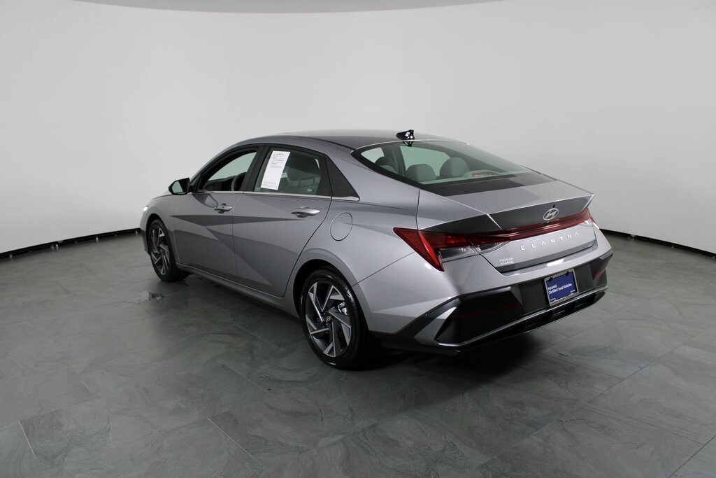 2025 Hyundai Elantra SEL Convenience photo 2