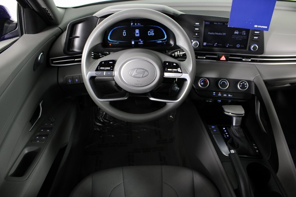 2024 Hyundai Elantra SE photo 2