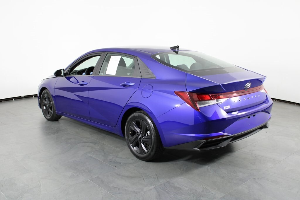 2022 Hyundai Elantra SEL Convenience photo 2