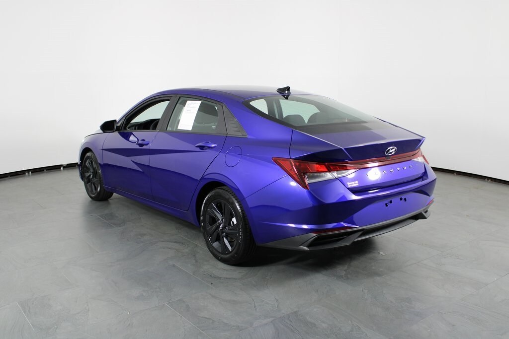 2022 Hyundai Elantra SEL photo 2