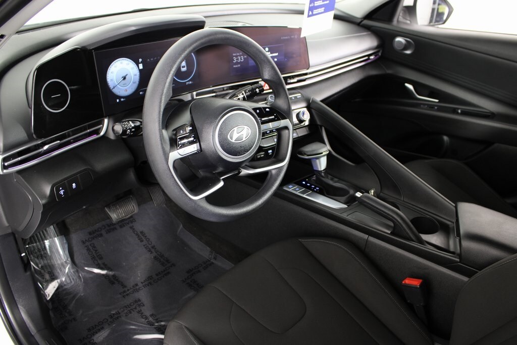 2024 Hyundai Elantra SEL photo 3