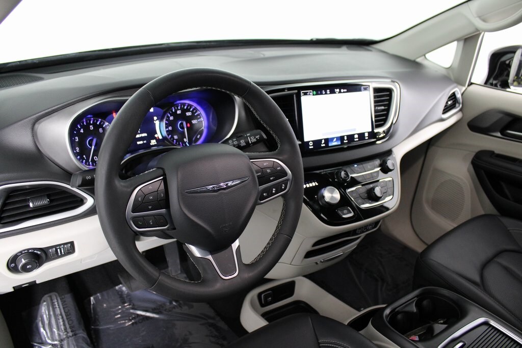 2024 Chrysler Pacifica Touring L photo 3
