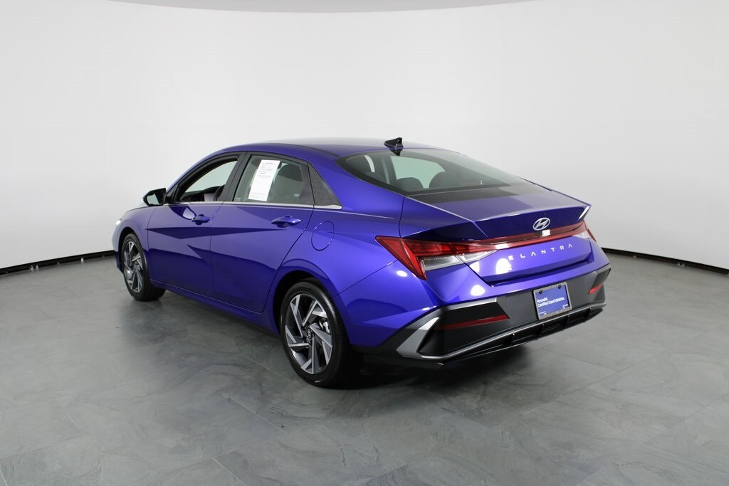 2025 Hyundai Elantra SEL Convenience photo 2