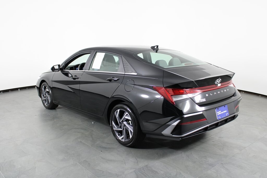 2025 Hyundai Elantra SEL Convenience photo 2