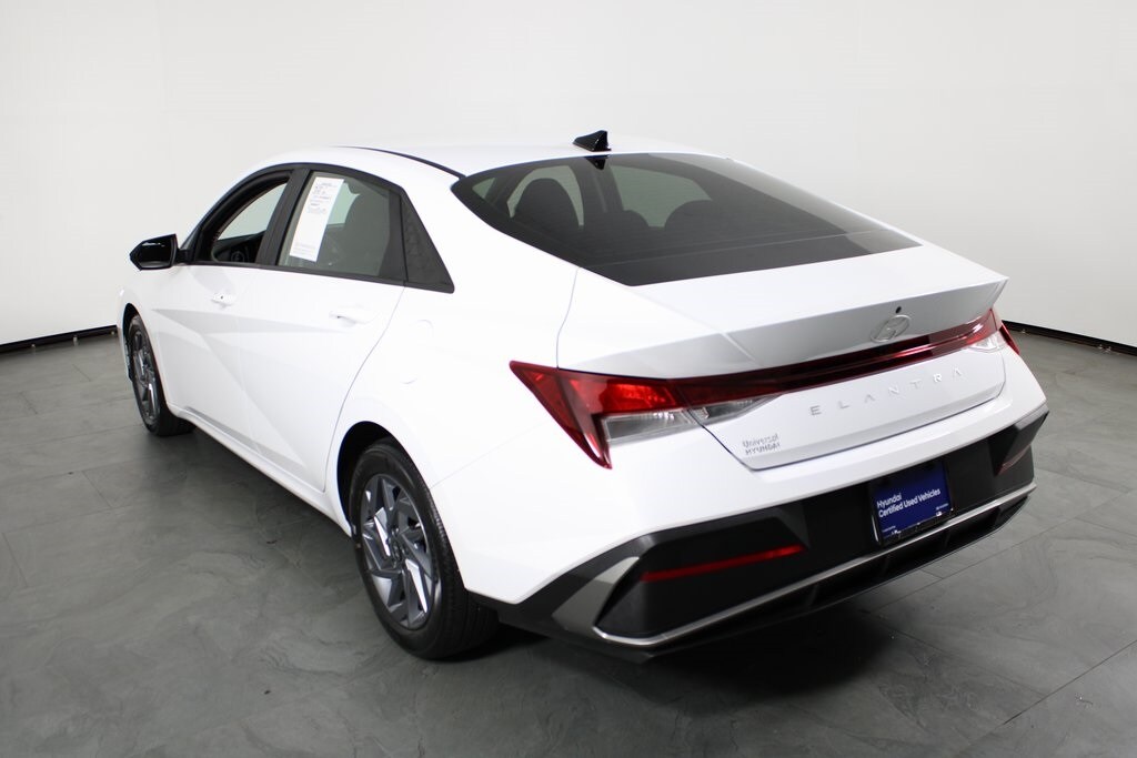 2024 Hyundai Elantra SEL photo 2