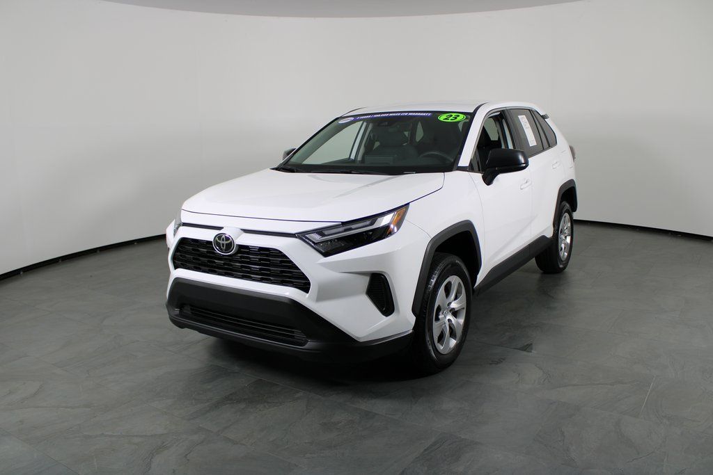 2023 Toyota RAV4 LE's photo