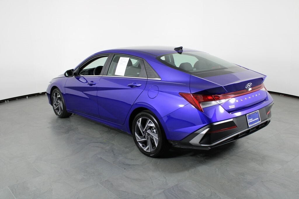 2025 Hyundai Elantra SEL Convenience photo 2