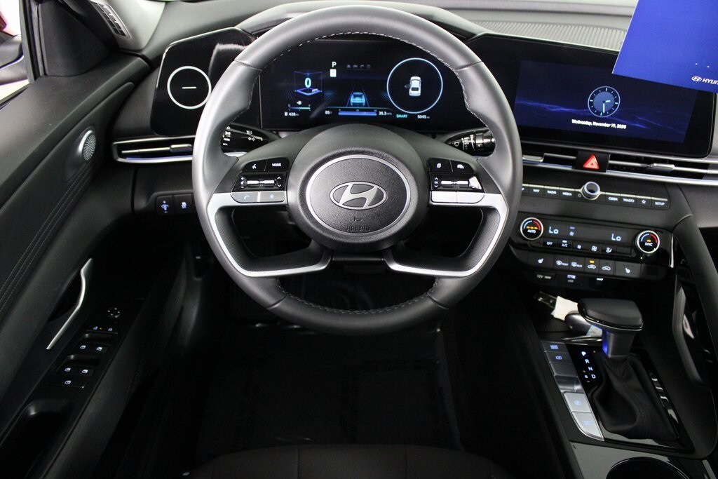 2025 Hyundai Elantra SEL Convenience photo 3