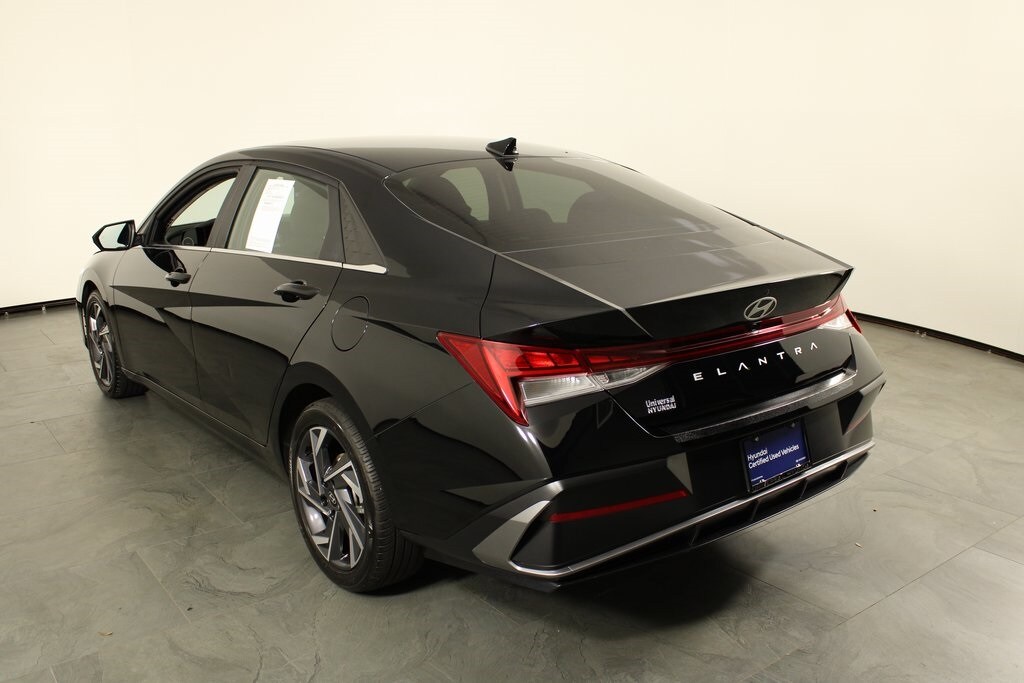 2024 Hyundai Elantra SEL Convenience photo 2