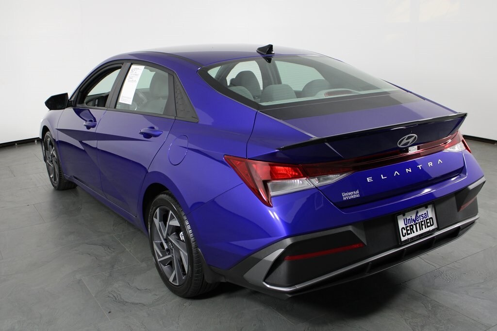 2025 Hyundai Elantra SEL Sport photo 2