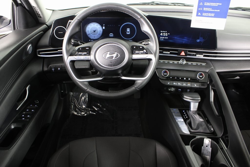 2025 Hyundai Elantra SEL Convenience photo 3