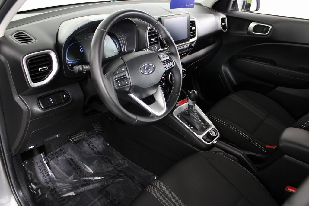 2024 Hyundai Venue SEL photo 2
