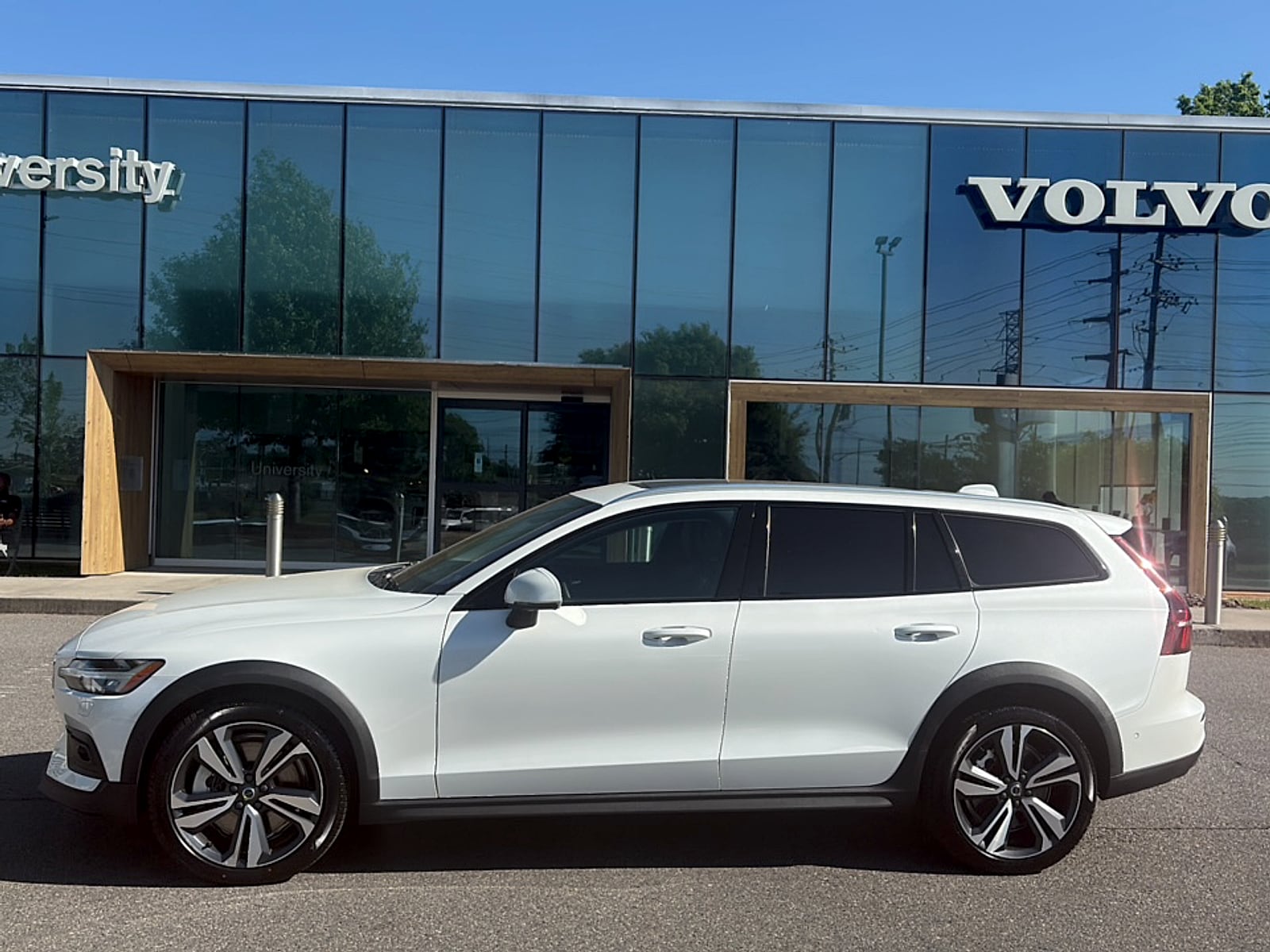 2025 Volvo V60 Cross Country