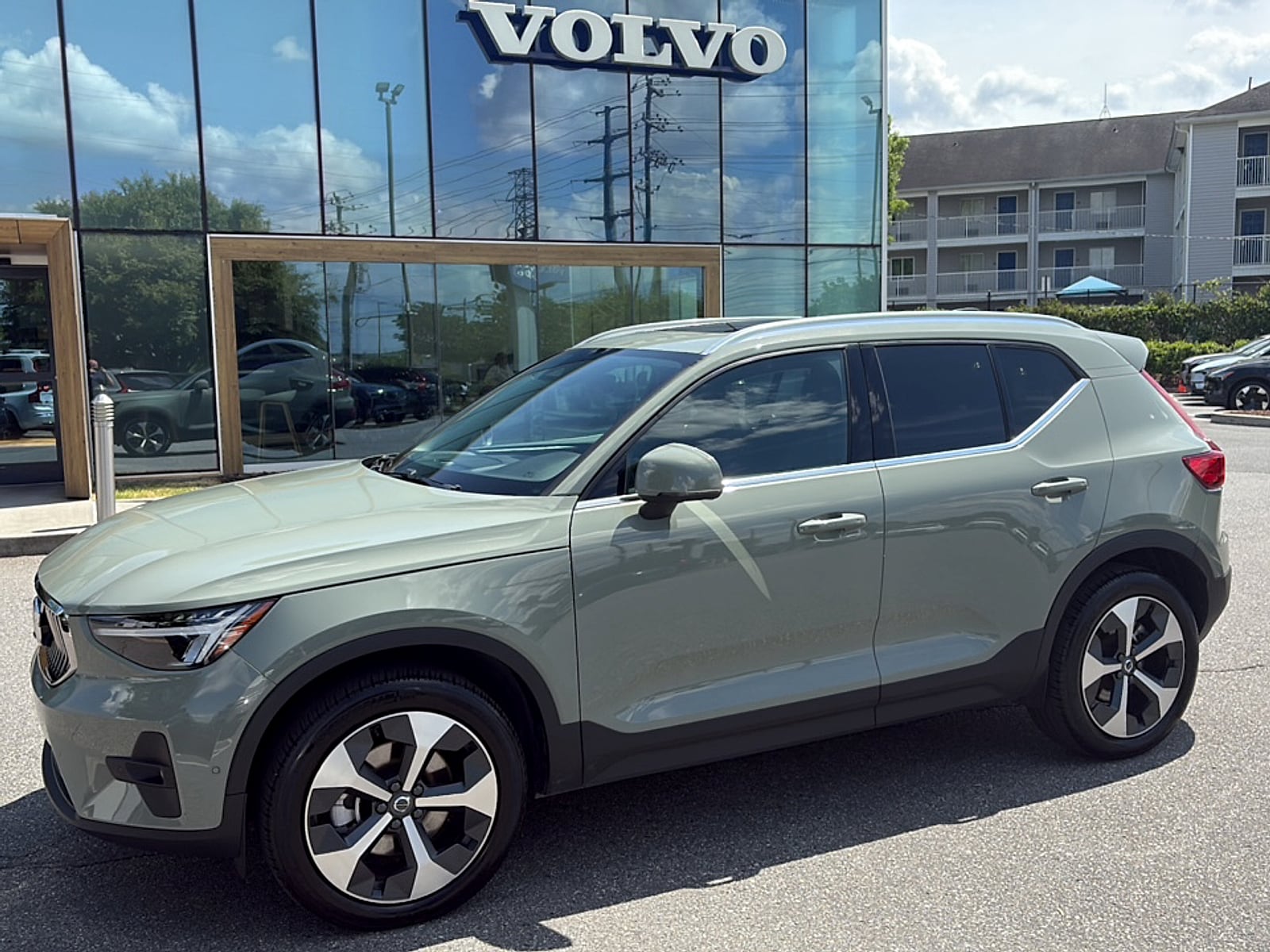 2025 Volvo XC40 B5 Plus Bright AWD's photo