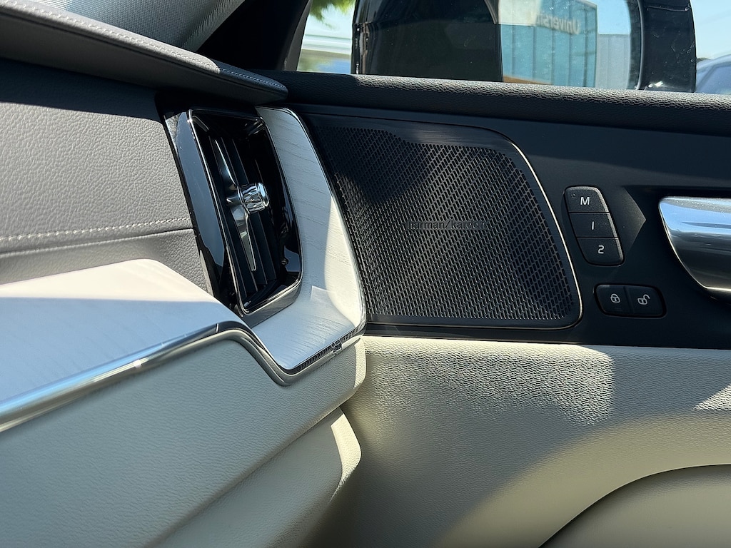 New 2026 Volvo XC60 plug-in hybrid T8 Ultra SUV