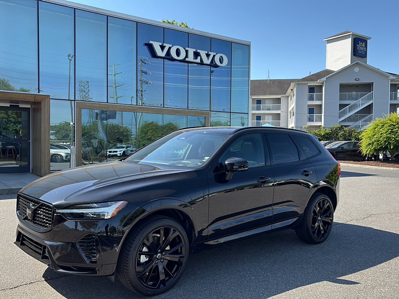 2024 Volvo XC60 T8 Ultimate Black Edition Theme AWD's photo