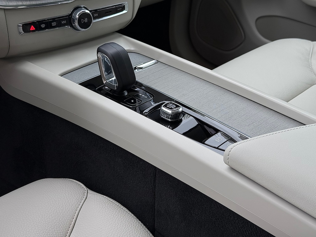 Certified 2024 Volvo XC60 plug-in hybrid T8 Plus Dark SUV