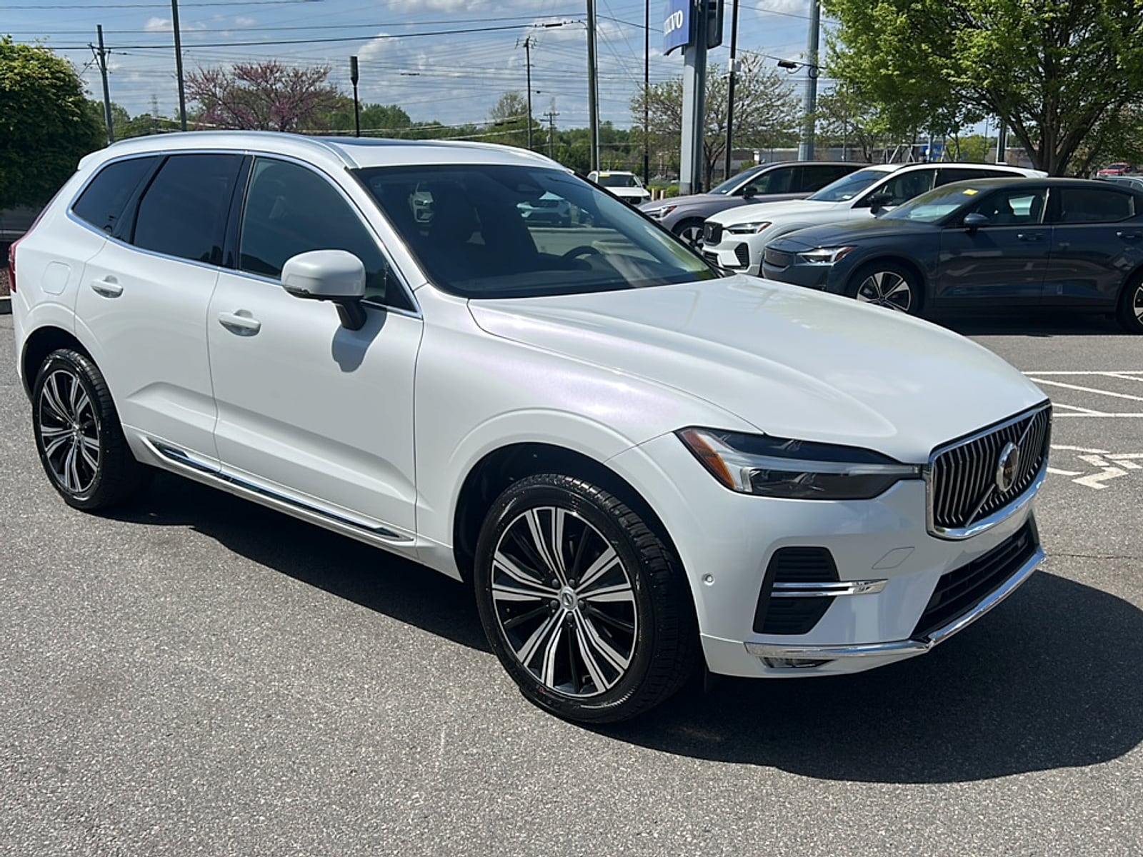 2023 Volvo XC60 B5 Plus Bright Theme AWD's photo