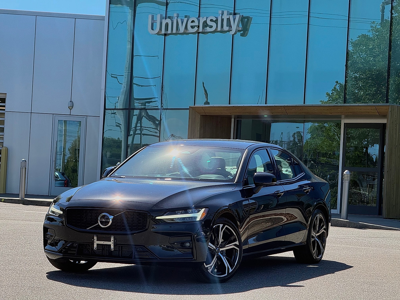 2024 Volvo S60 B5 Plus Dark Theme's photo
