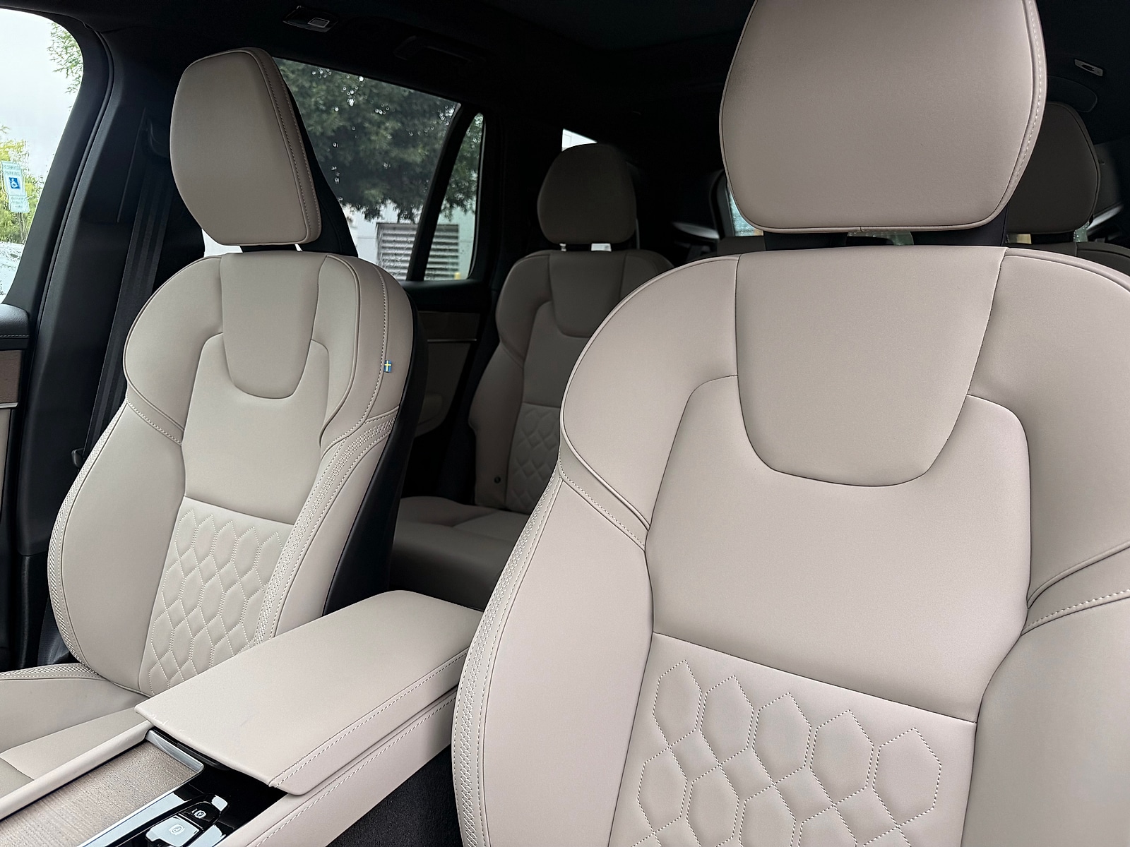 2026 Volvo XC90 Plus - Photo 17