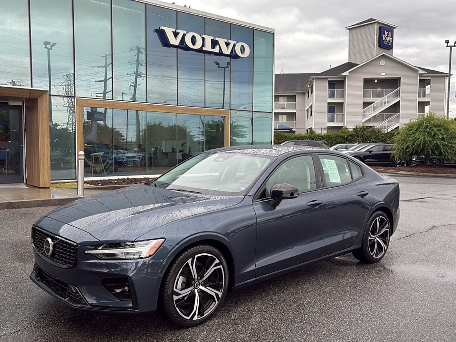 2024 Volvo S60 B5 Core Dark Theme AWD's photo