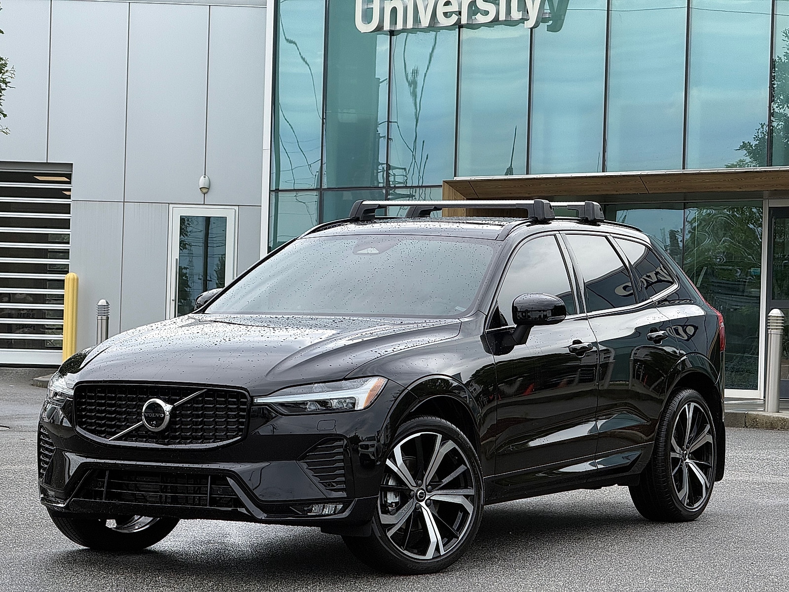 2024 Volvo XC60 B5 Plus Dark Theme AWD's photo