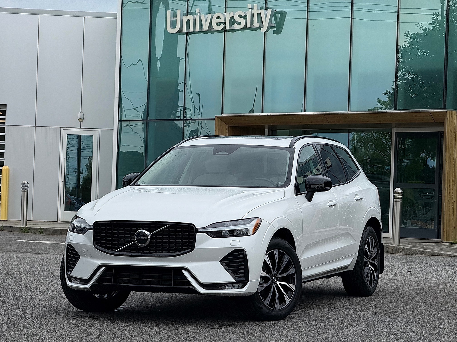 2024 Volvo XC60 B5 Core Dark Theme AWD's photo