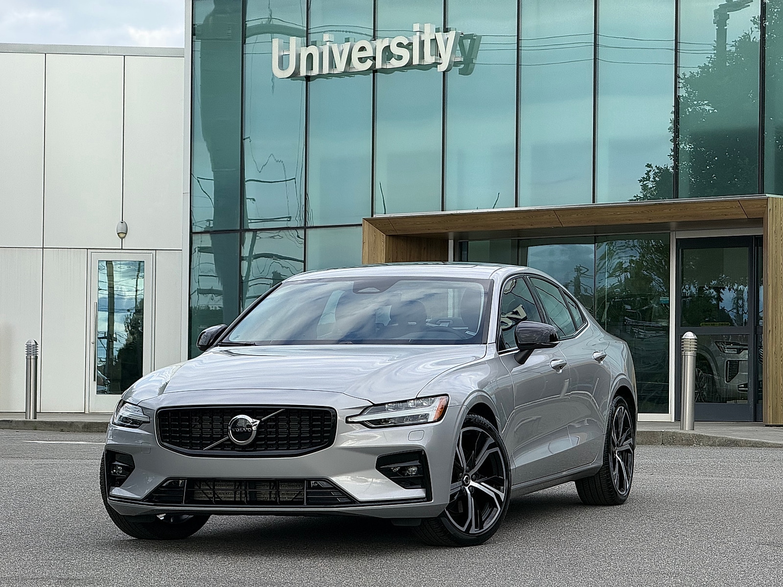 2025 Volvo S60 B5 Core Dark's photo