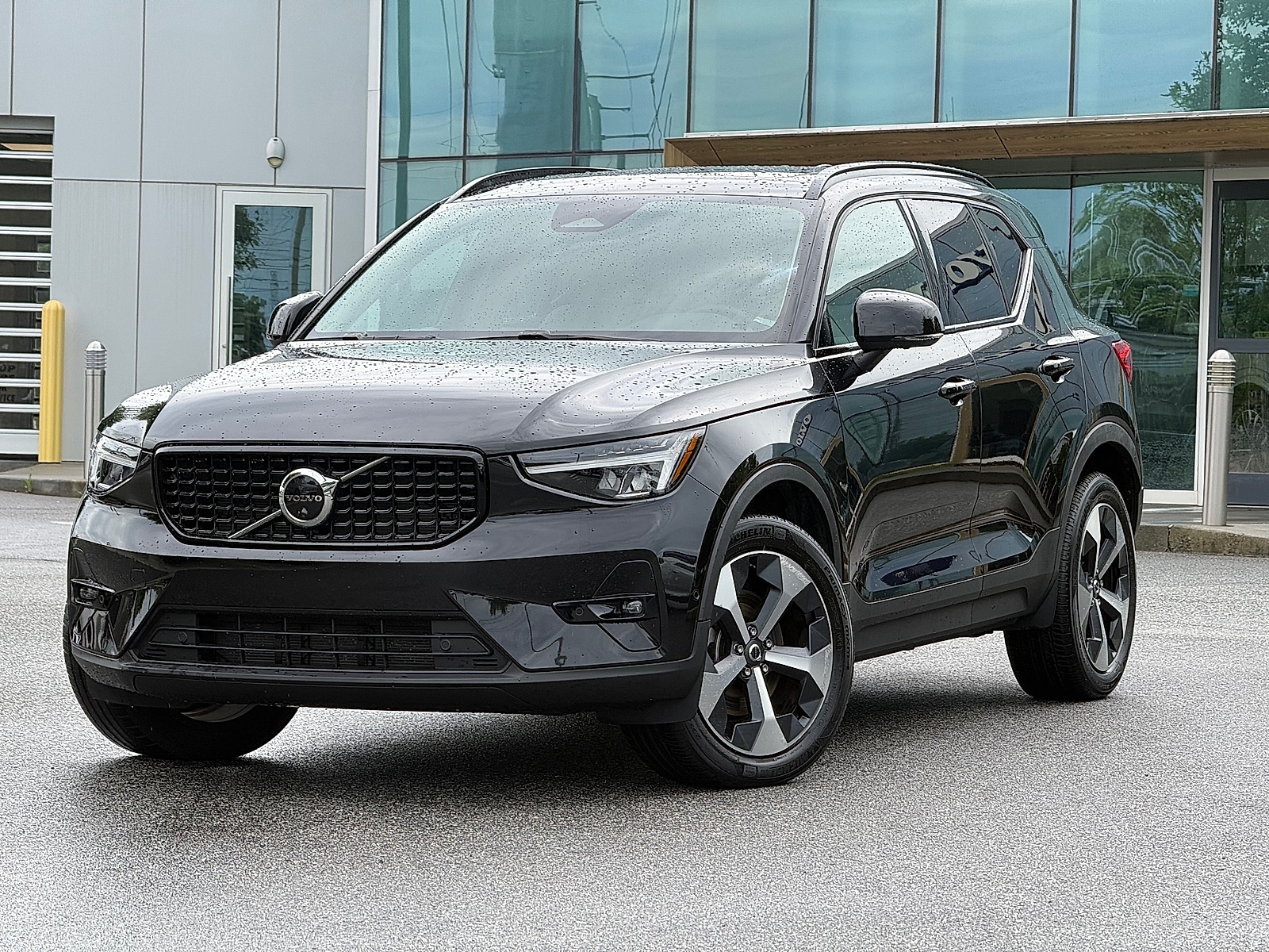 2023 Volvo XC40 B5 Plus Dark AWD's photo