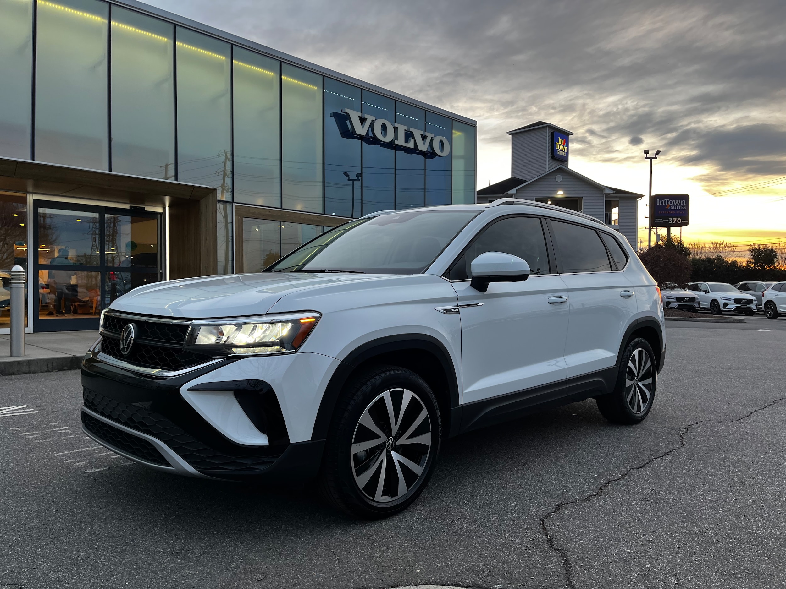 2023 Volkswagen Taos SE's photo