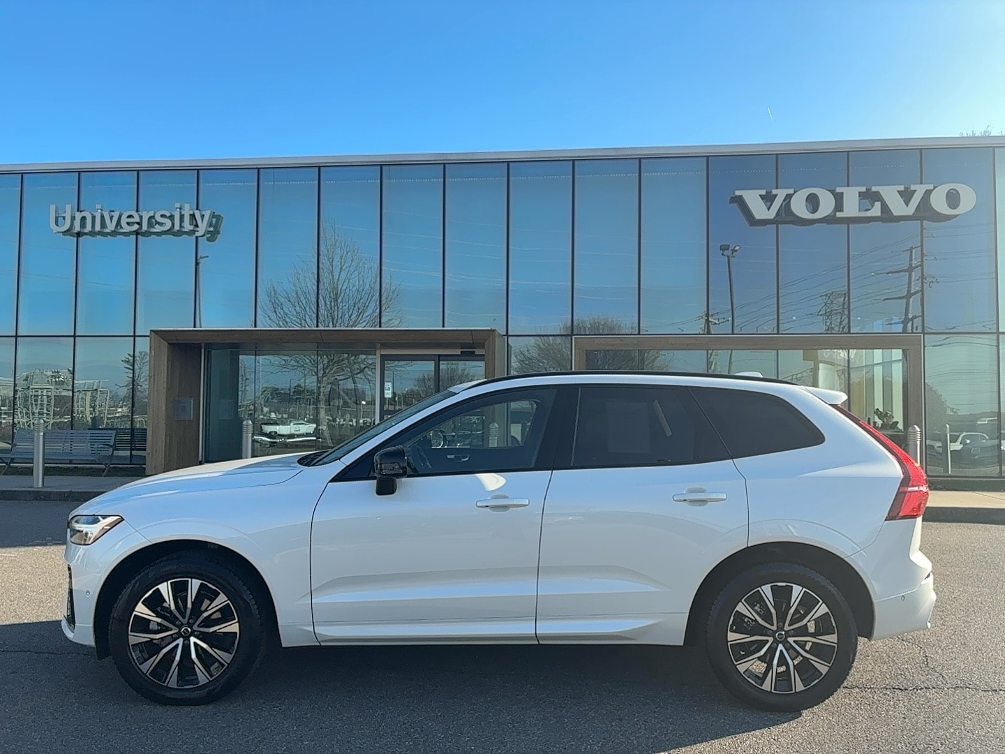 2025 Volvo XC60 Plus's photo