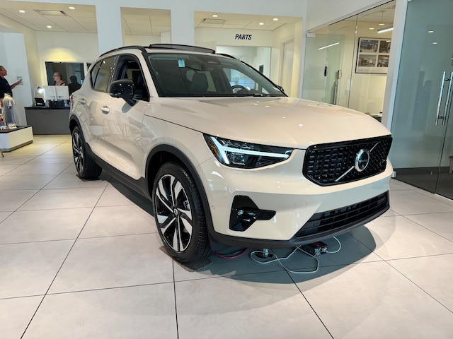 2025 Volvo XC40 B5 Ultra Dark Theme AWD SUV