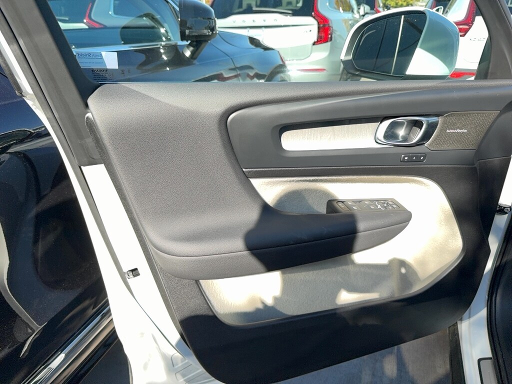 New 2025 Volvo XC40 B5 Ultra Bright Theme SUV