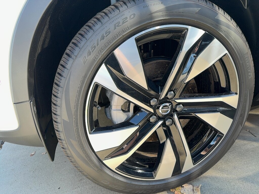 New 2025 Volvo XC40 B5 Ultra Bright Theme SUV