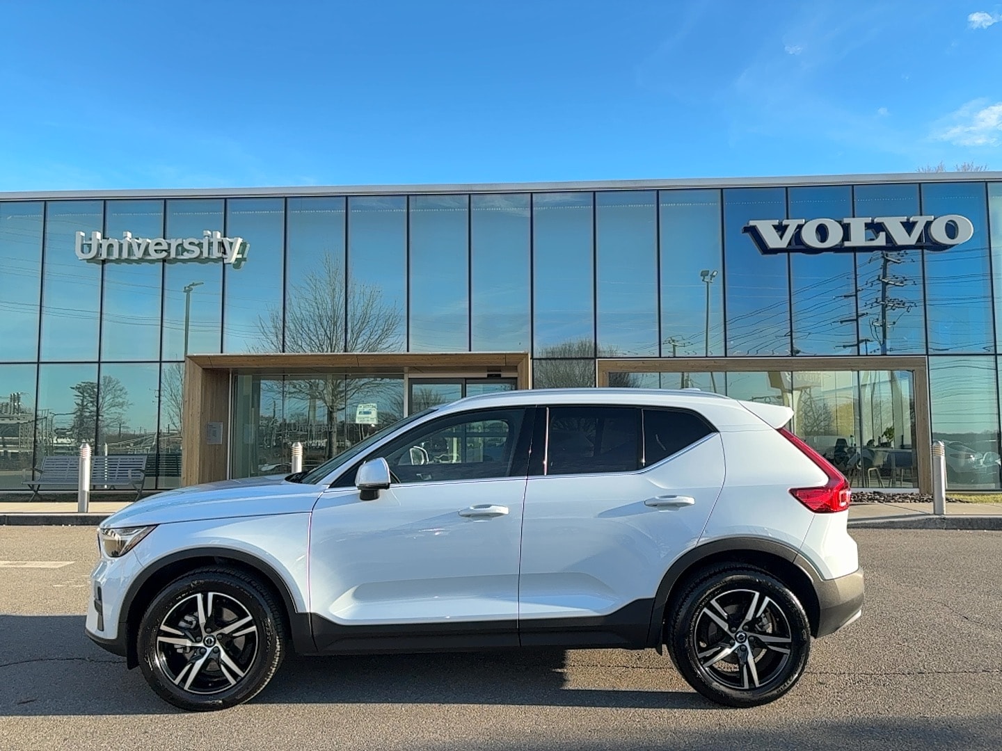 2025 Volvo XC40 B5 Core Bright Theme AWD