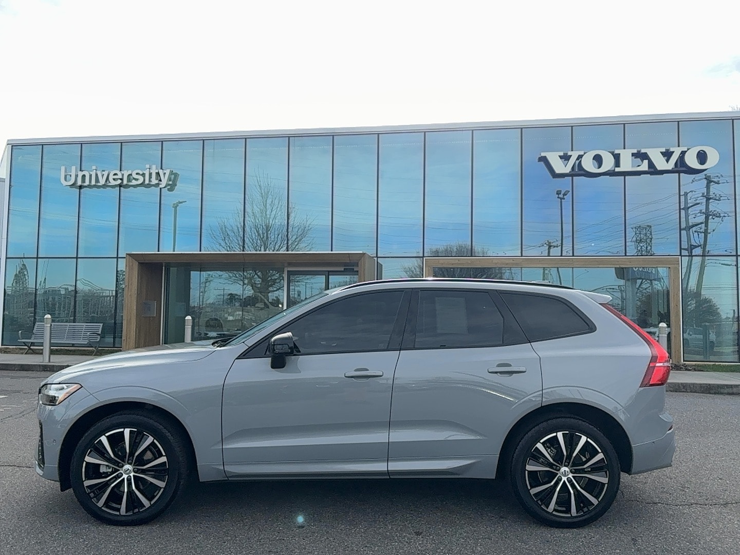 2024 Volvo XC60 Plus's photo
