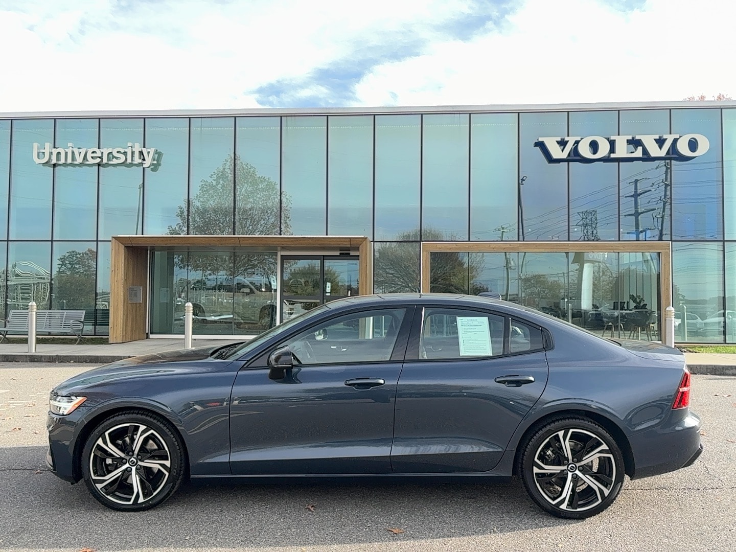 2023 Volvo S60 Core's photo