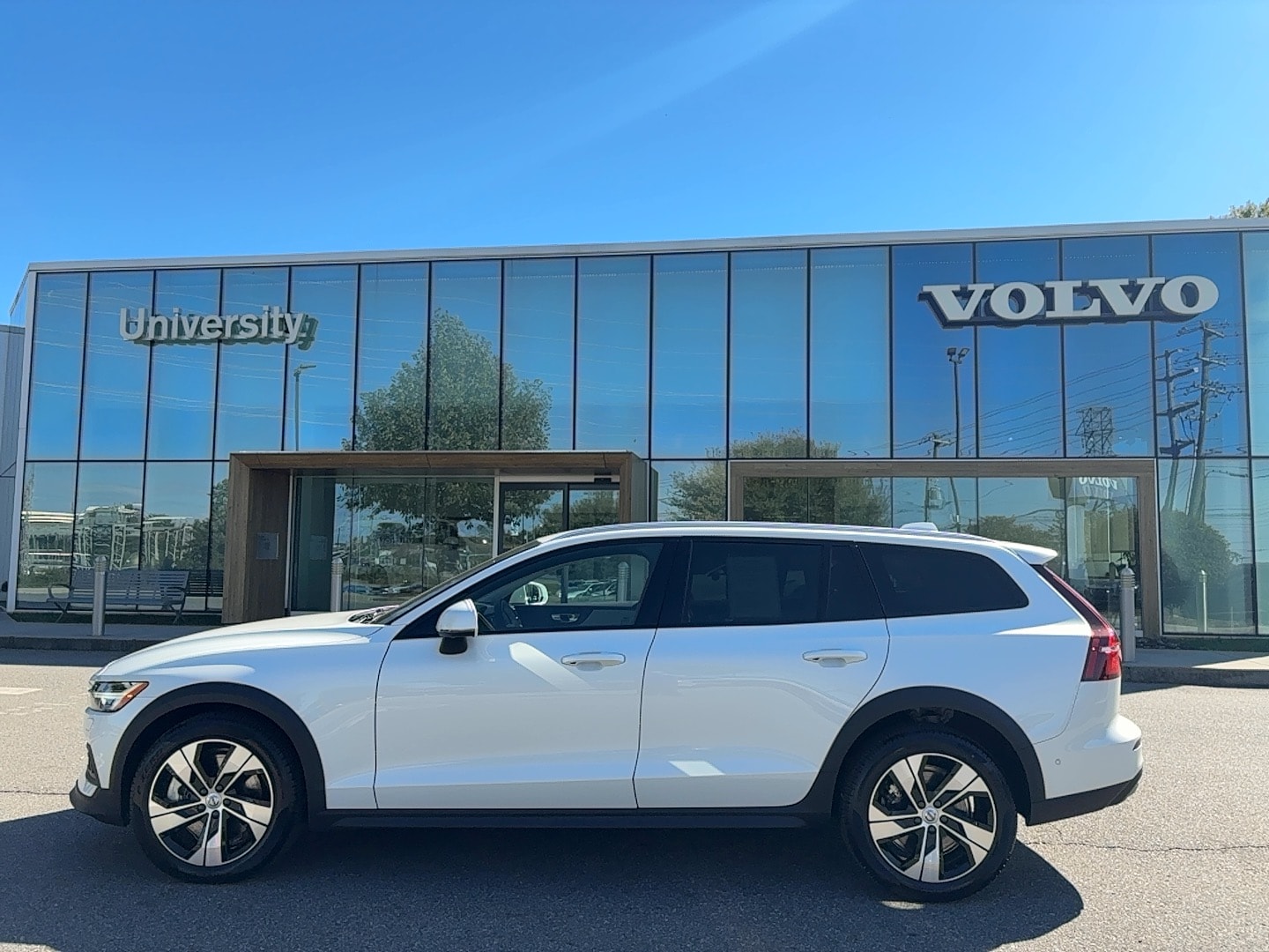 2024 Volvo V60 Cross Country Plus's photo