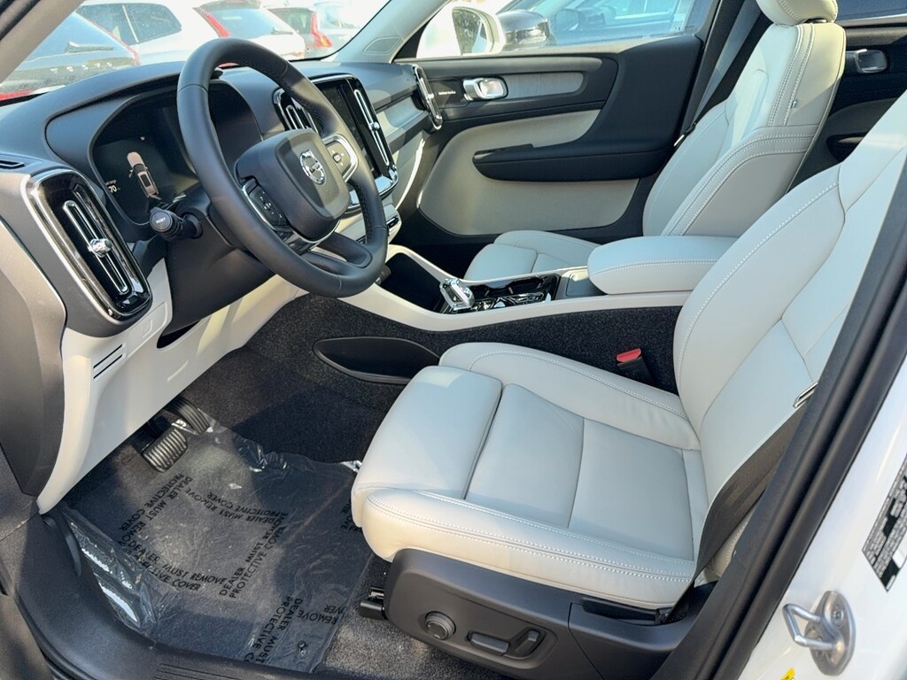 New 2025 Volvo XC40 B5 Ultra Bright Theme SUV