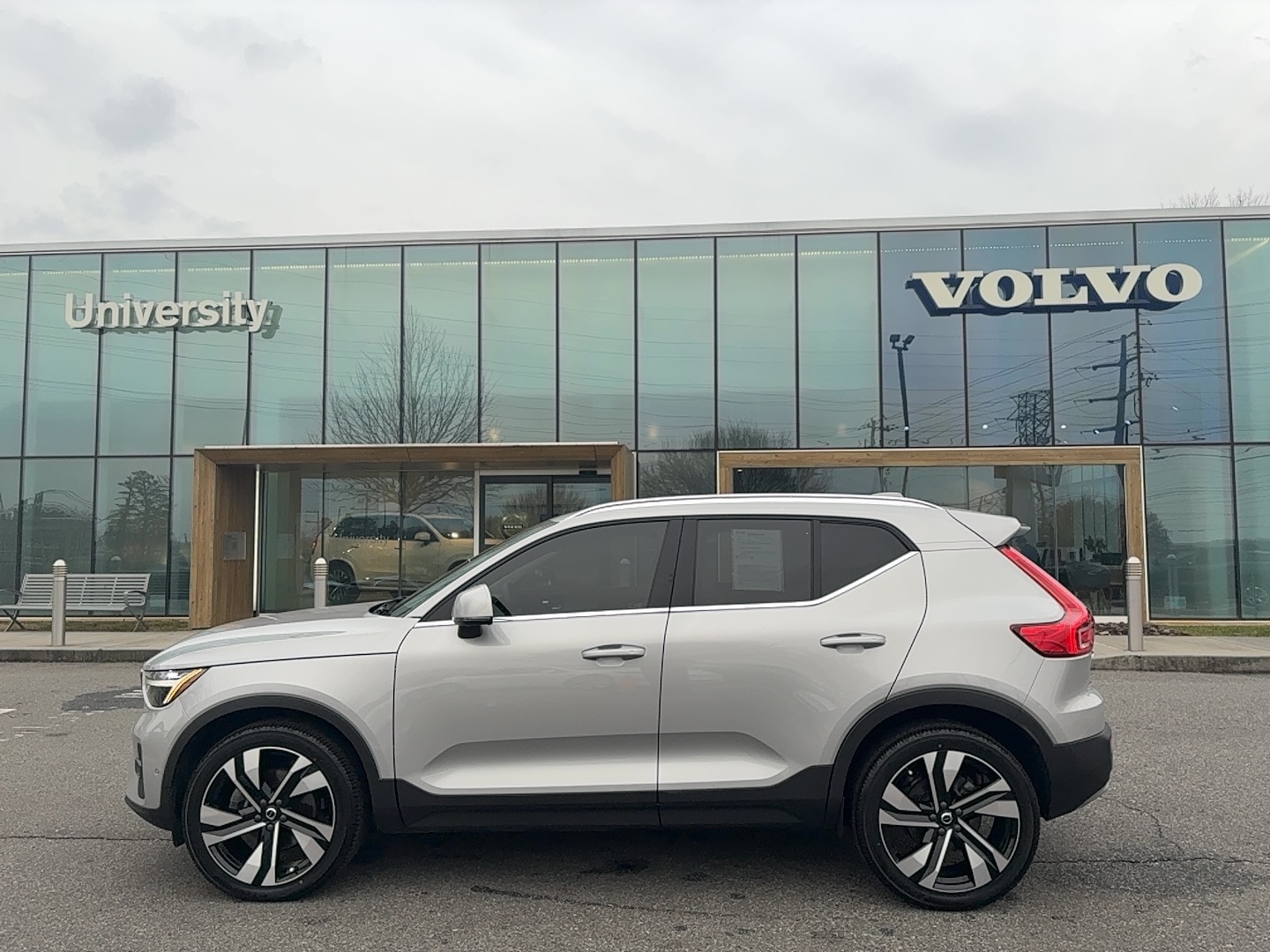 2023 Volvo XC40 Plus's photo