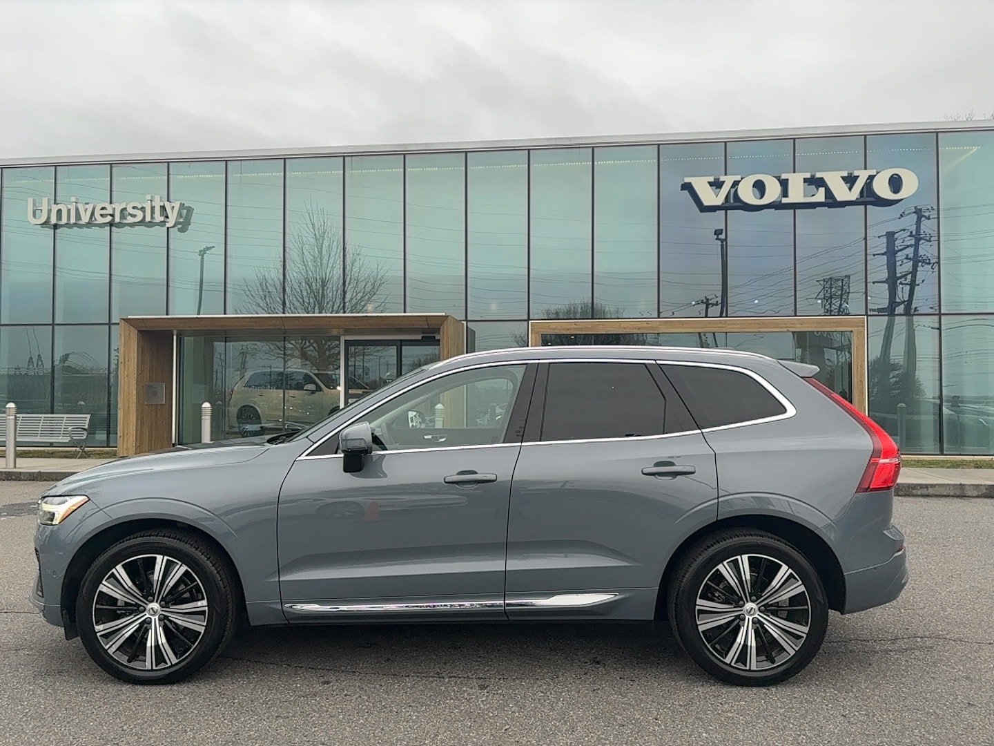 2023 Volvo XC60 Plus's photo