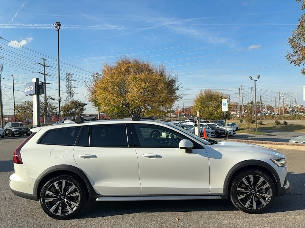 Certified 2023 Volvo V60 Cross Country B5 AWD Ultimate Wagon