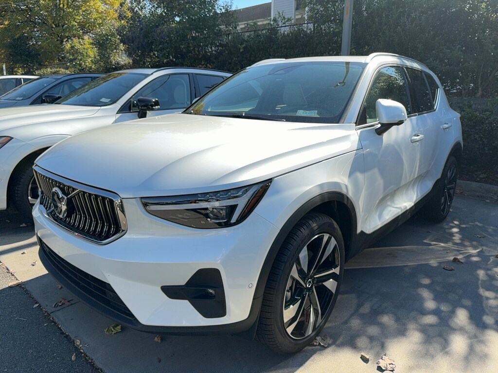 New 2025 Volvo XC40 B5 Ultra Bright Theme SUV