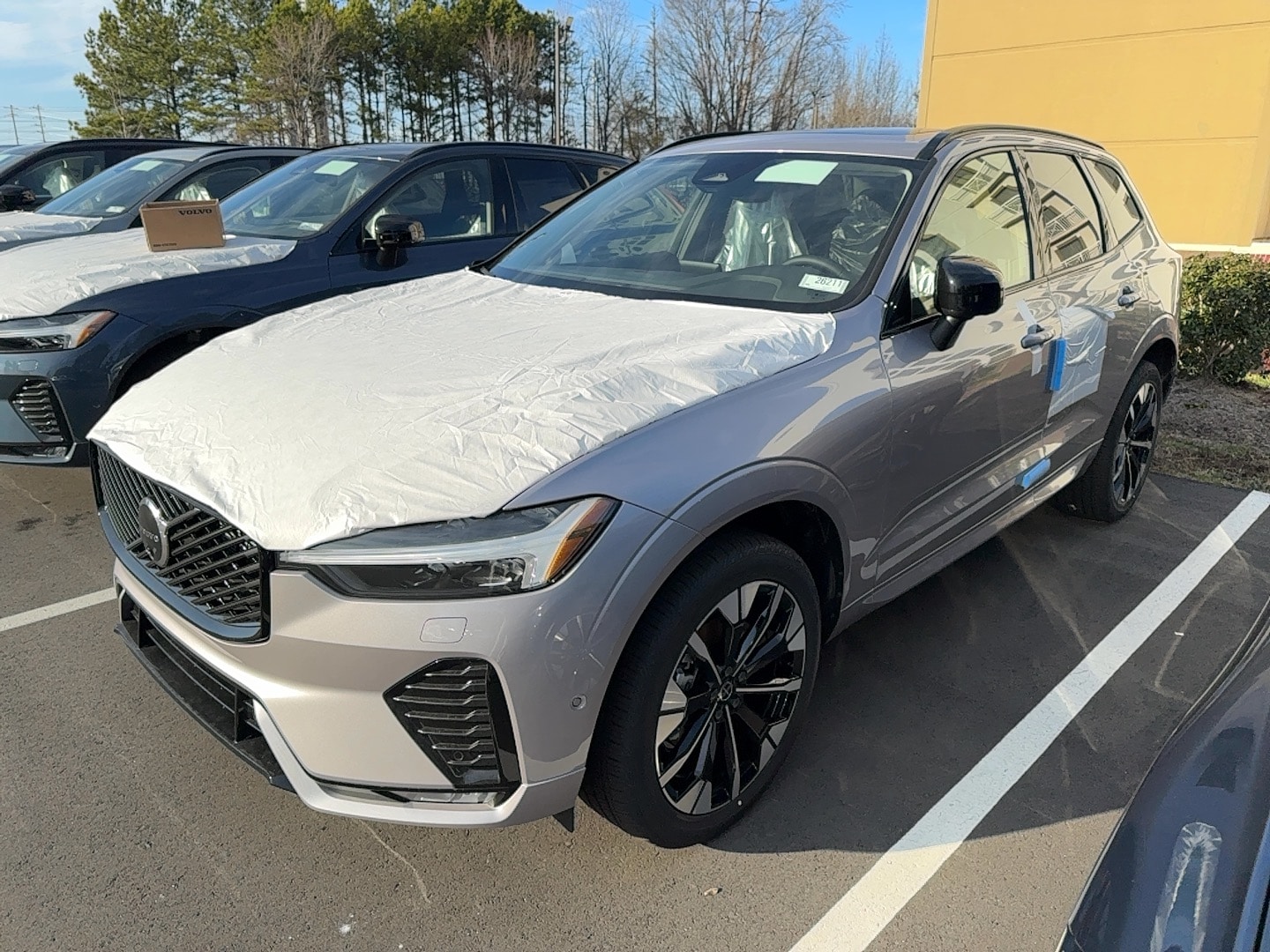 2026 Volvo XC60 Plus's photo
