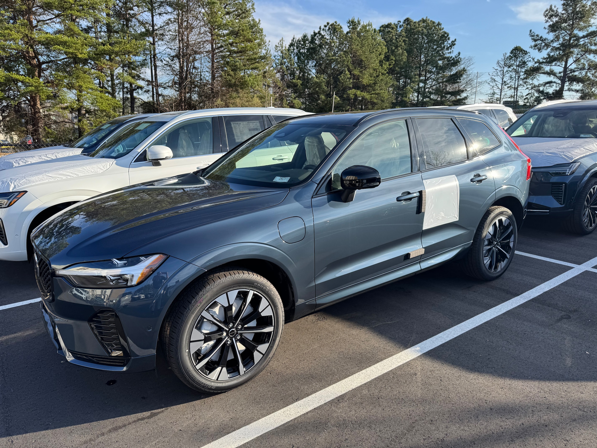 2026 Volvo XC60 Plus's photo