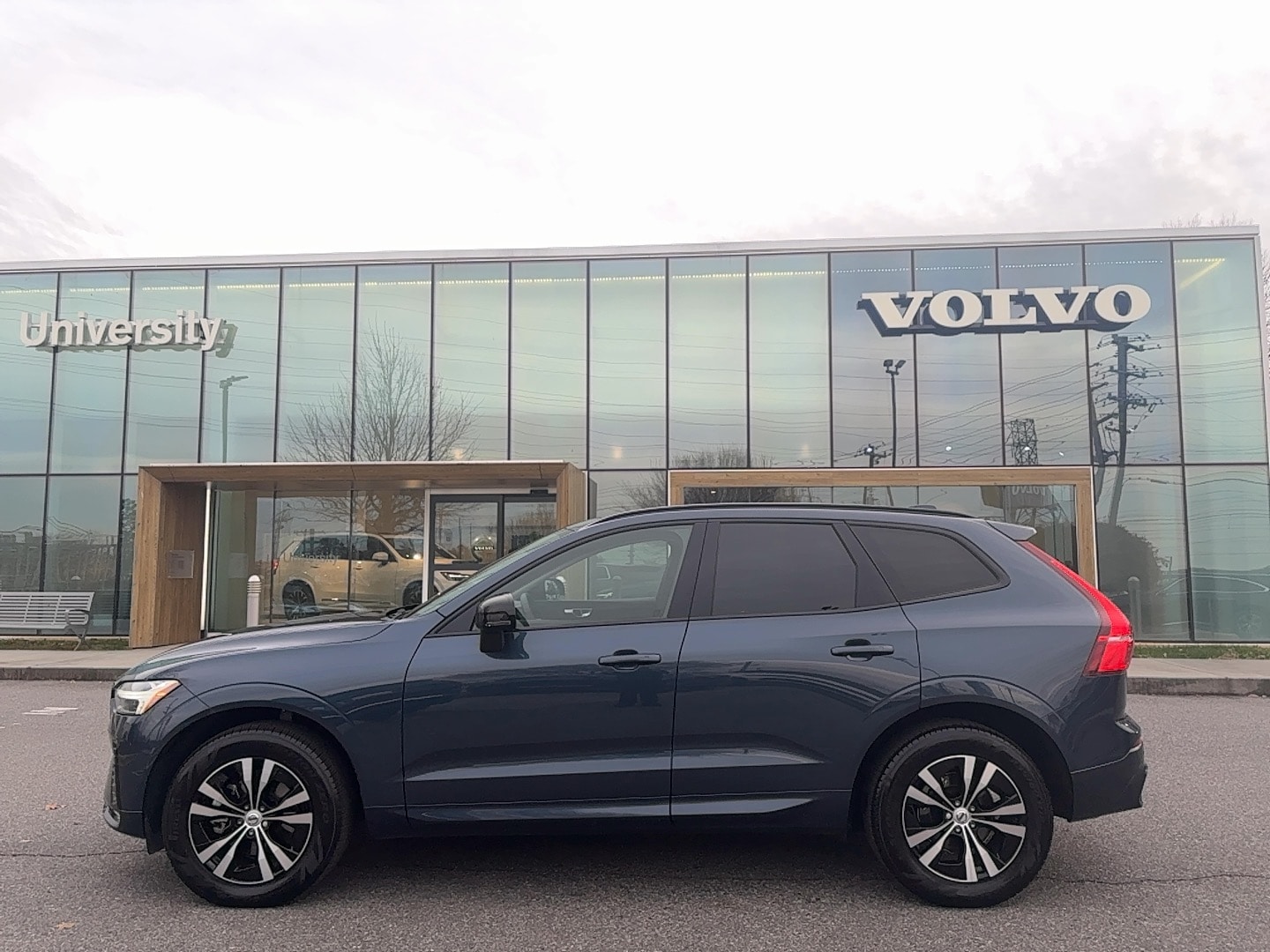 2024 Volvo XC60 Core's photo