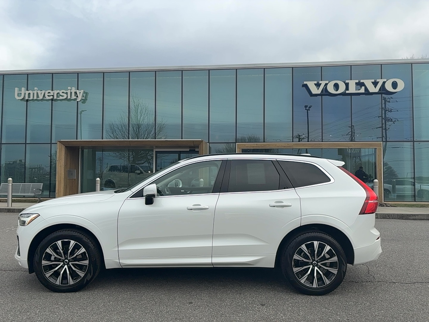 2023 Volvo XC60 Core's photo